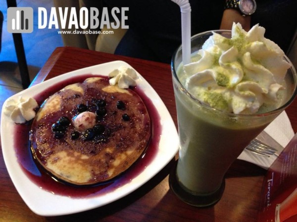 McDaddy's Cafe blueberry pancakes and green tea smoothie